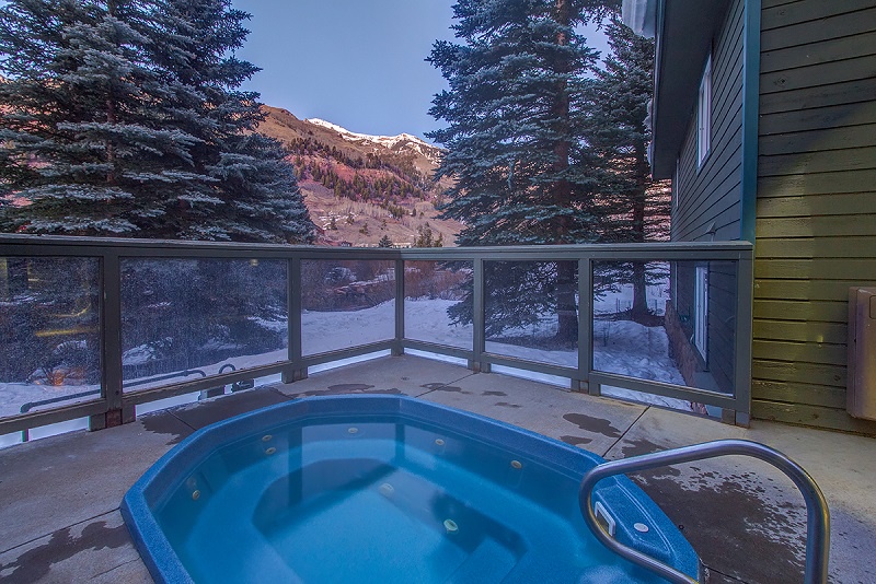 Riverside common hot tub