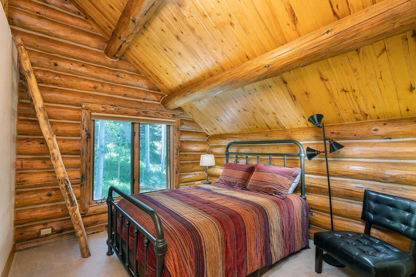 Bedroom 2 - Guest Bedroom - Upper Level - Queen sized bed