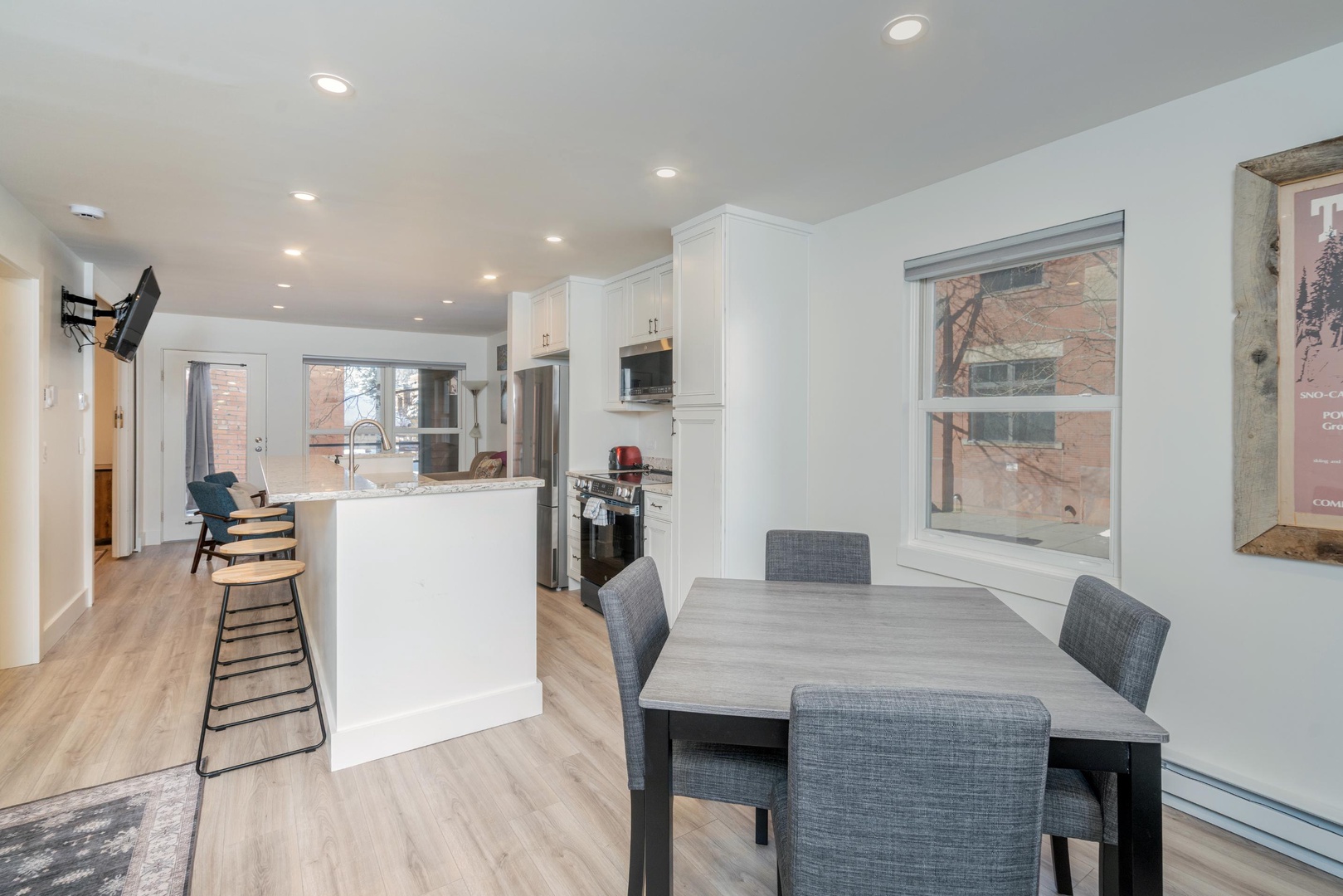 Dining Room - Breakfast nook with seating for 4