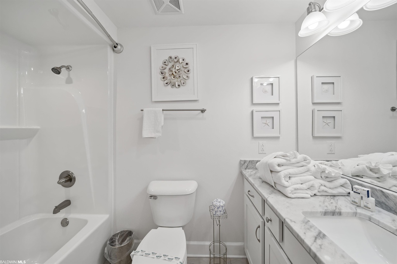 2nd guest bathroom with shower/tub combo