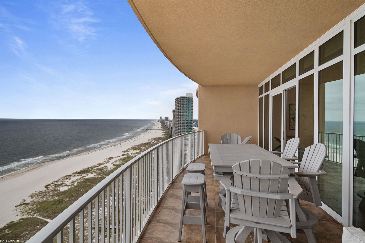 Balcony with outdoor dining for 6