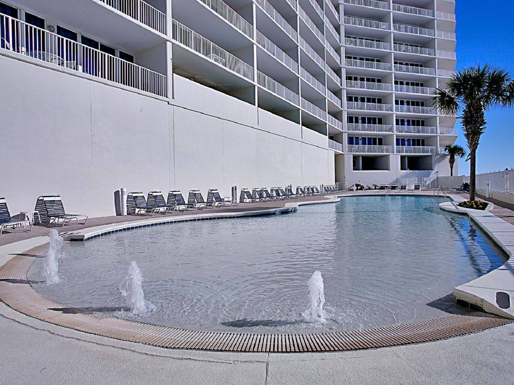 Zero entry outdoor pool with water features