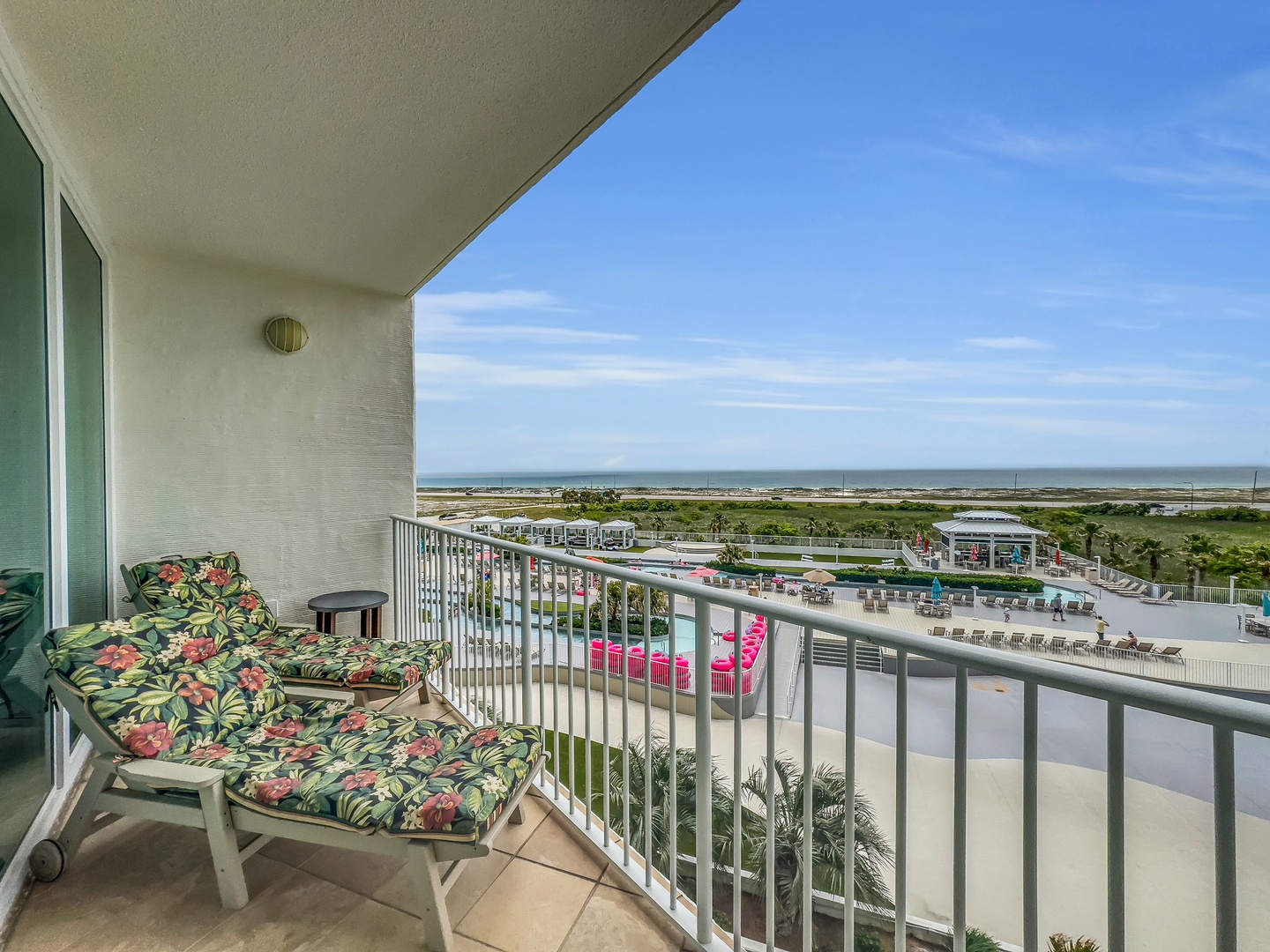 Balcony includes 2 loungers