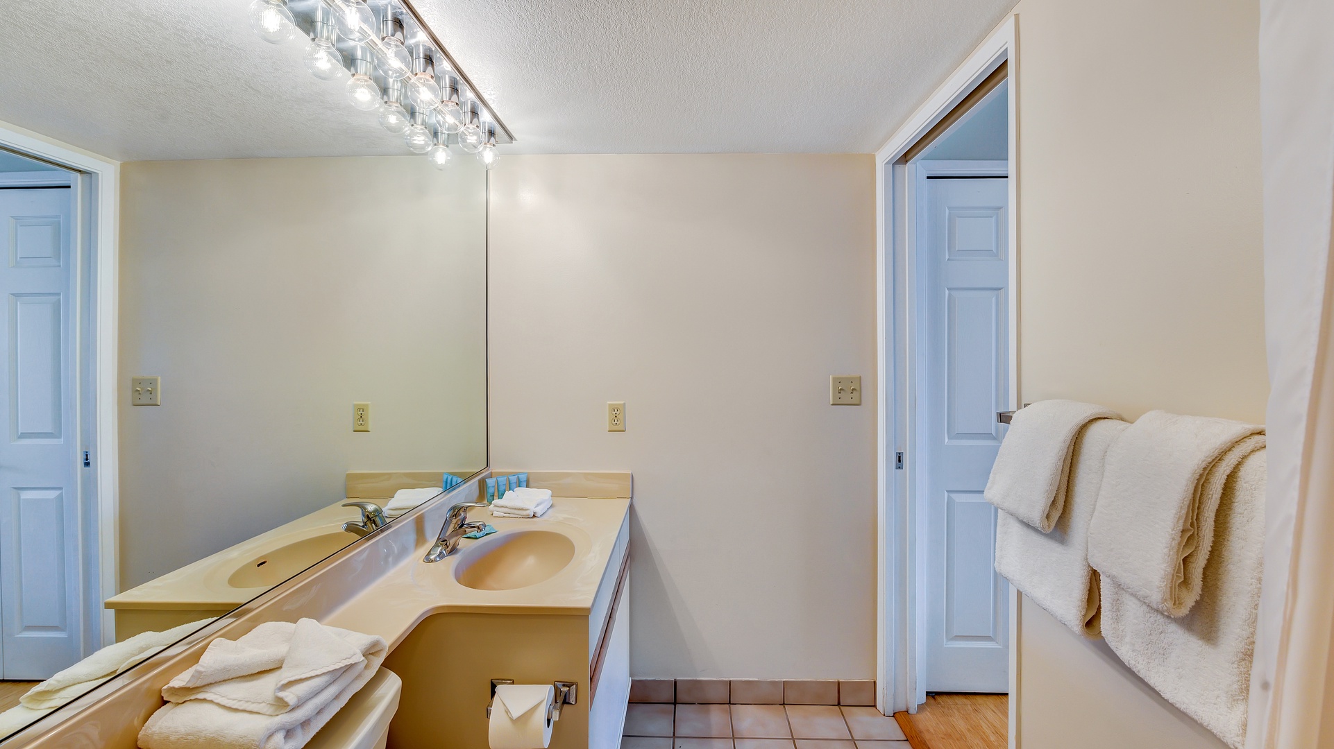 Castle at Maui Banyan H206 - Master Bathroom