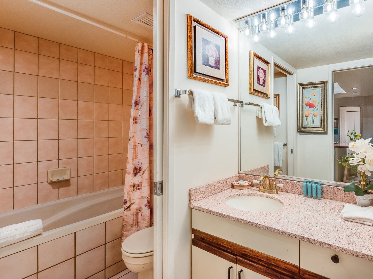 Castle at Maui Banyan - Bathroom