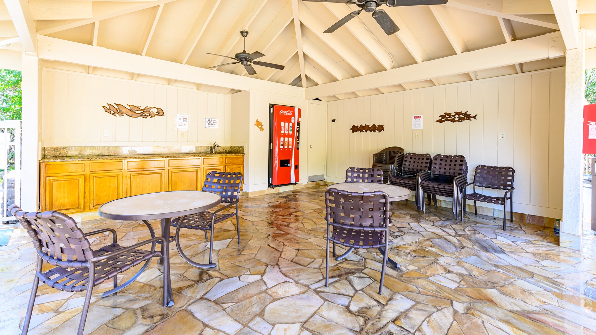 Castle at Maui Banyan - Outdoor Seating Area