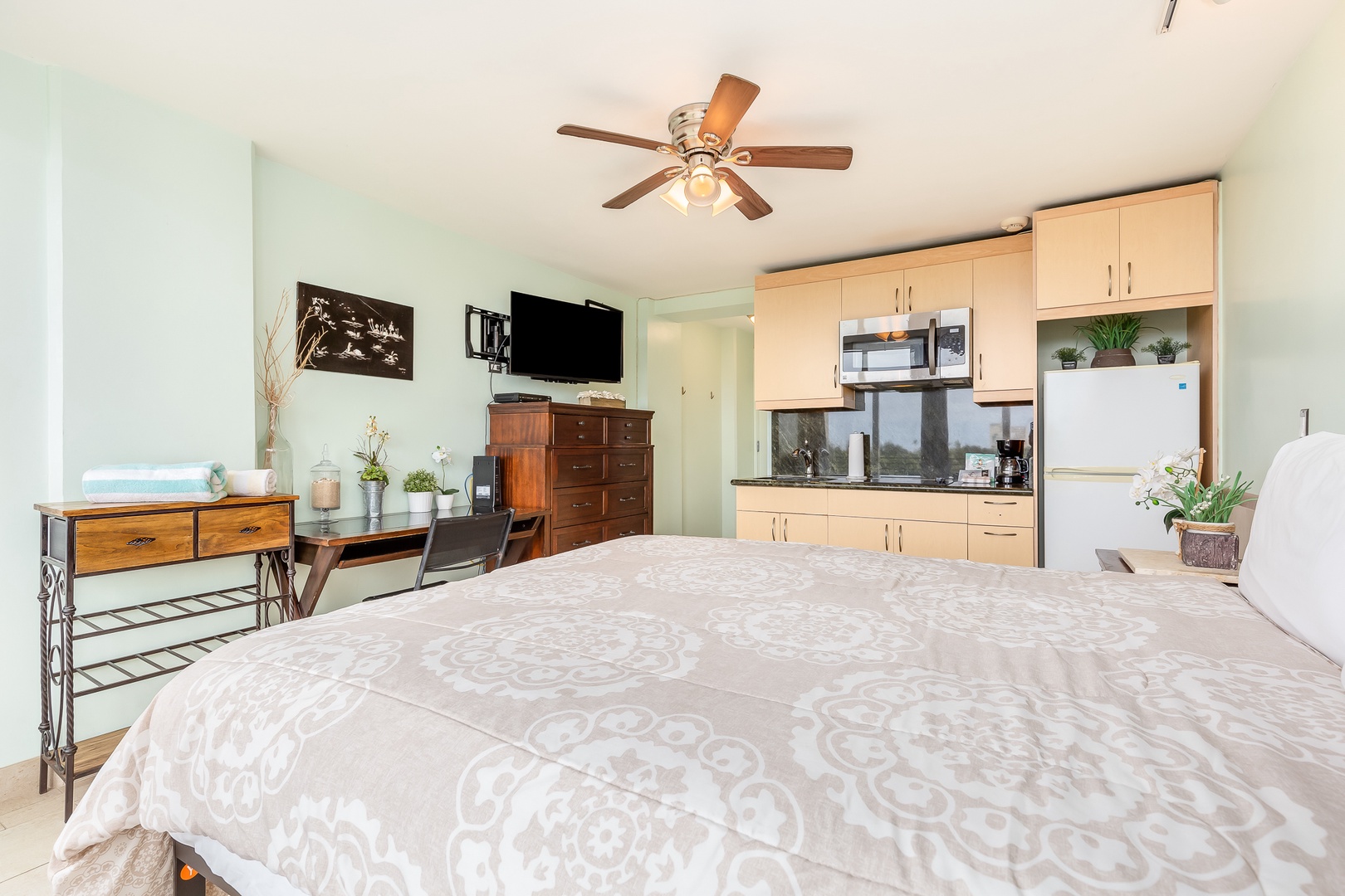 Unwind in your cozy studio suite with a plush queen bed, full kitchen, dining nook, and calming coastal colors—your perfect home away from home.