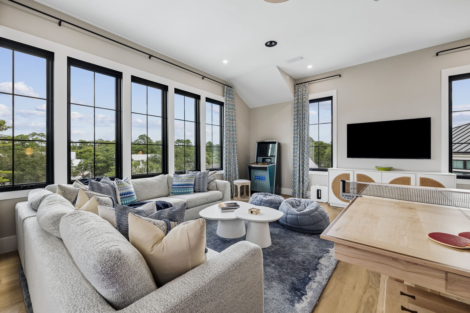 Settle into plush sofas surrounded by floor-to-ceiling windows that frame lush treetop views. This sun-drenched space invites you to unwind with friends or curl up with a good book.