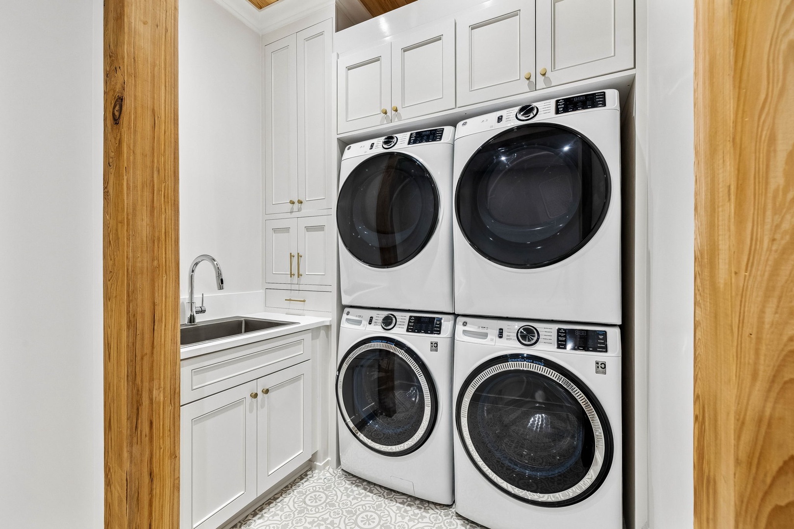 Four machines mean your entire group stays fresh effortlessly. White cabinetry and a utility sink keep laundry day streamlined and stress-free.