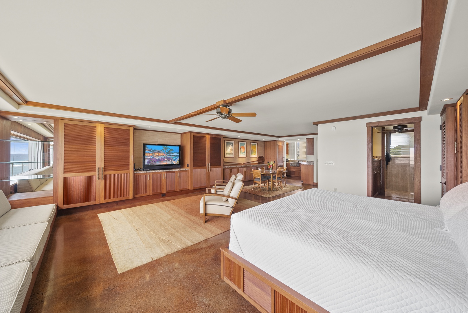 Honolulu Vacation Rentals, Diamond Head Sunset - This space is also equipped with a ceiling fan for optimal temperature control and comfort