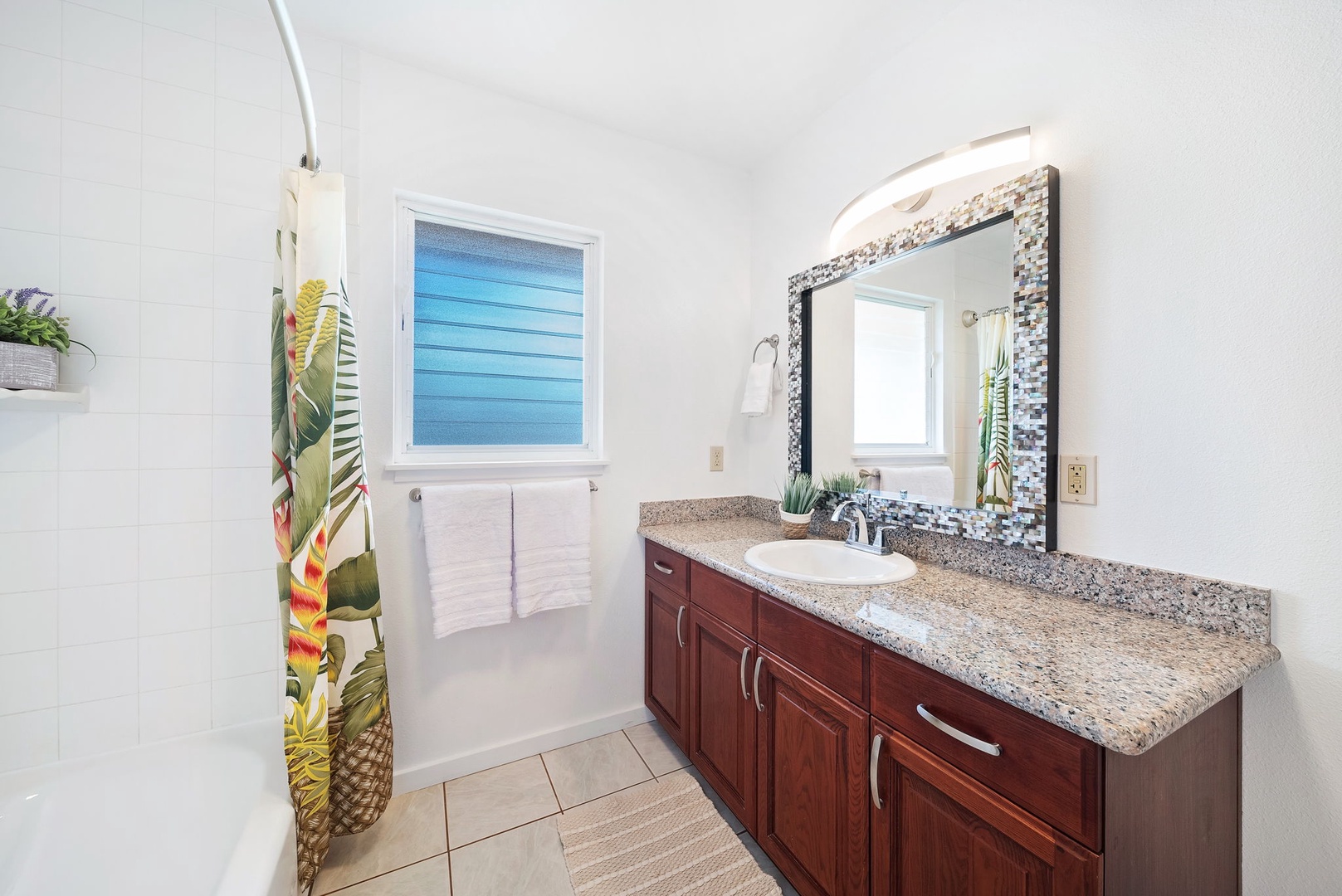 Haleiwa Vacation Rentals, Pikai Hale - This bathroom has a shower/tub combo and accessible from all spaces of the home