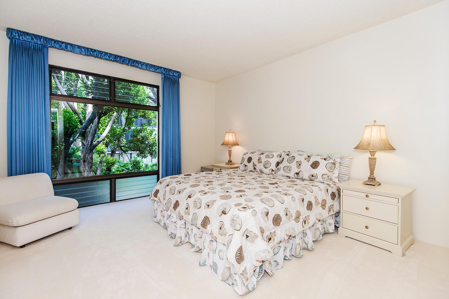 Honolulu Vacation Rentals, Kahala Beachfront Villa - The primary suite offers a king-sized bed and garden views.