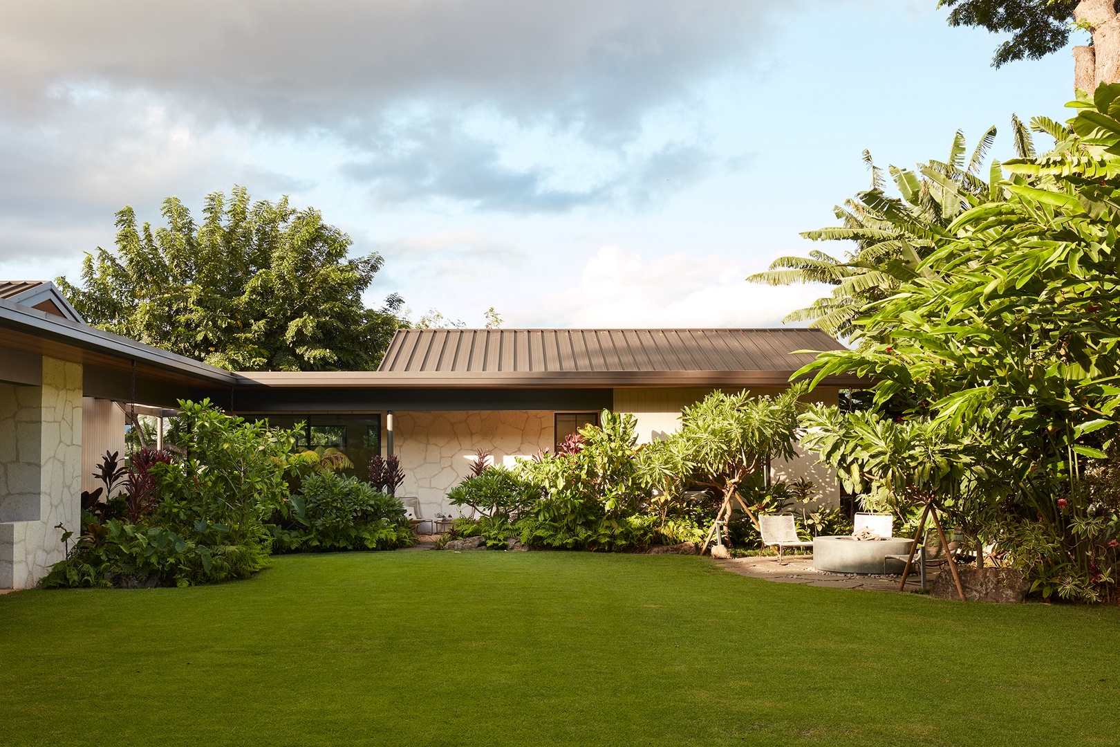 Honolulu Vacation Rentals, Diamond Head Hillside Estate** - Expansive green space, mature tropical landscaping, and a private residential setting create a peaceful outdoor retreat in the heart of Honolulu.