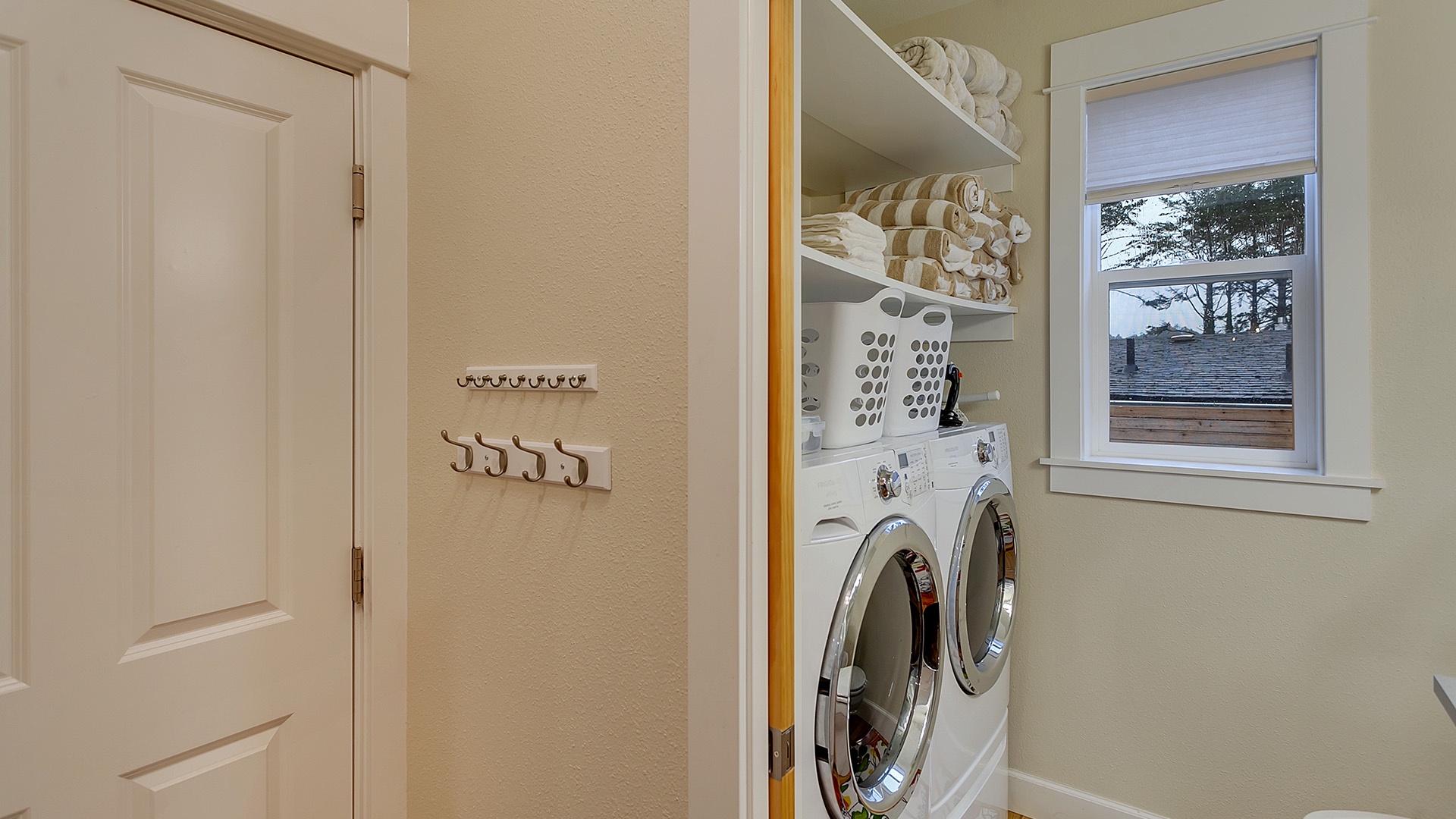 Lincoln City Vacation Rentals, Ohana Beach Park - Equipped with a full-size washer and dryer