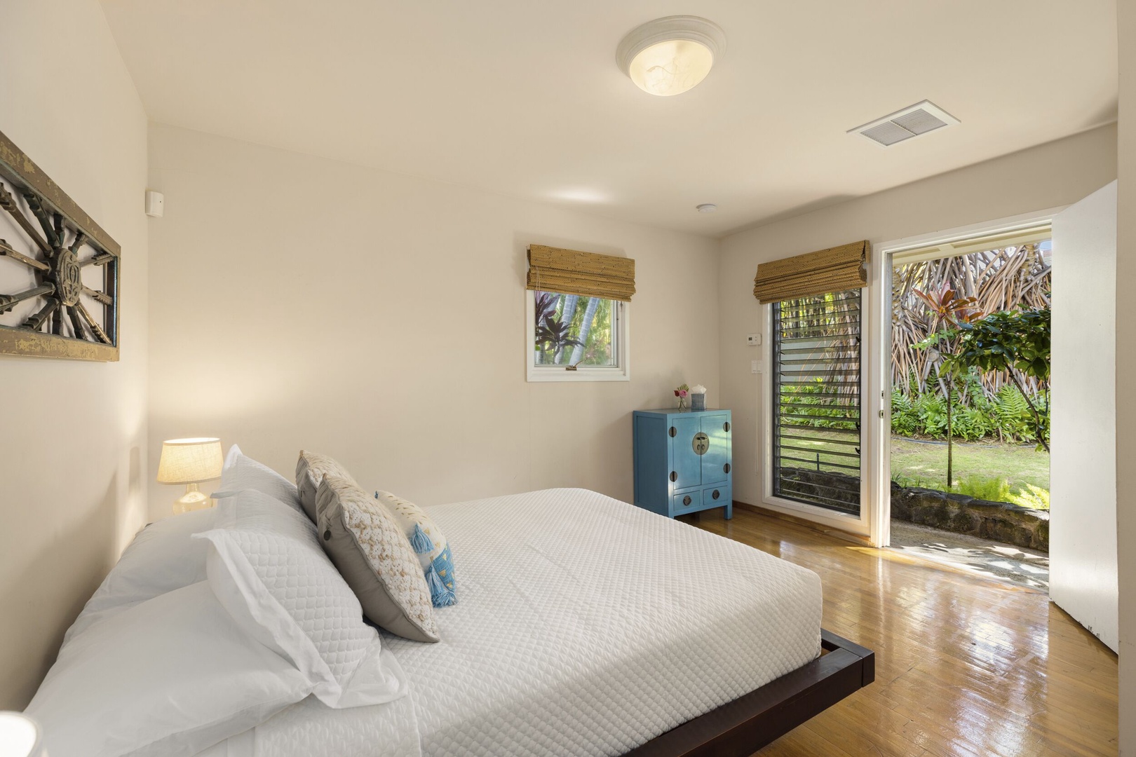 Honolulu Vacation Rentals, Kahala Breeze - Guest cottage bedroom.