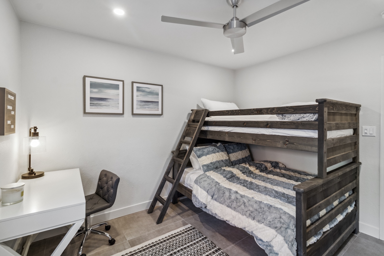 Phoenix Vacation Rentals, Majestic Mountain Views at Piestewa Peak Paradise - 4th bedroom with bunk beds