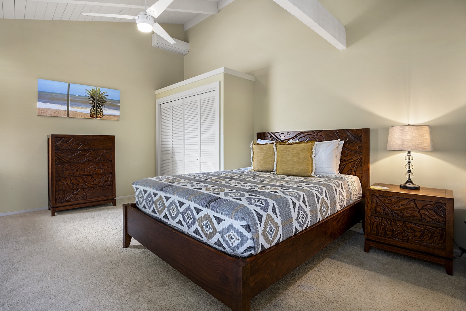 Kailua Kona Vacation Rentals, Pineapple House - Guest bedroom 2 Equipped with Queen bed, A/C & TV