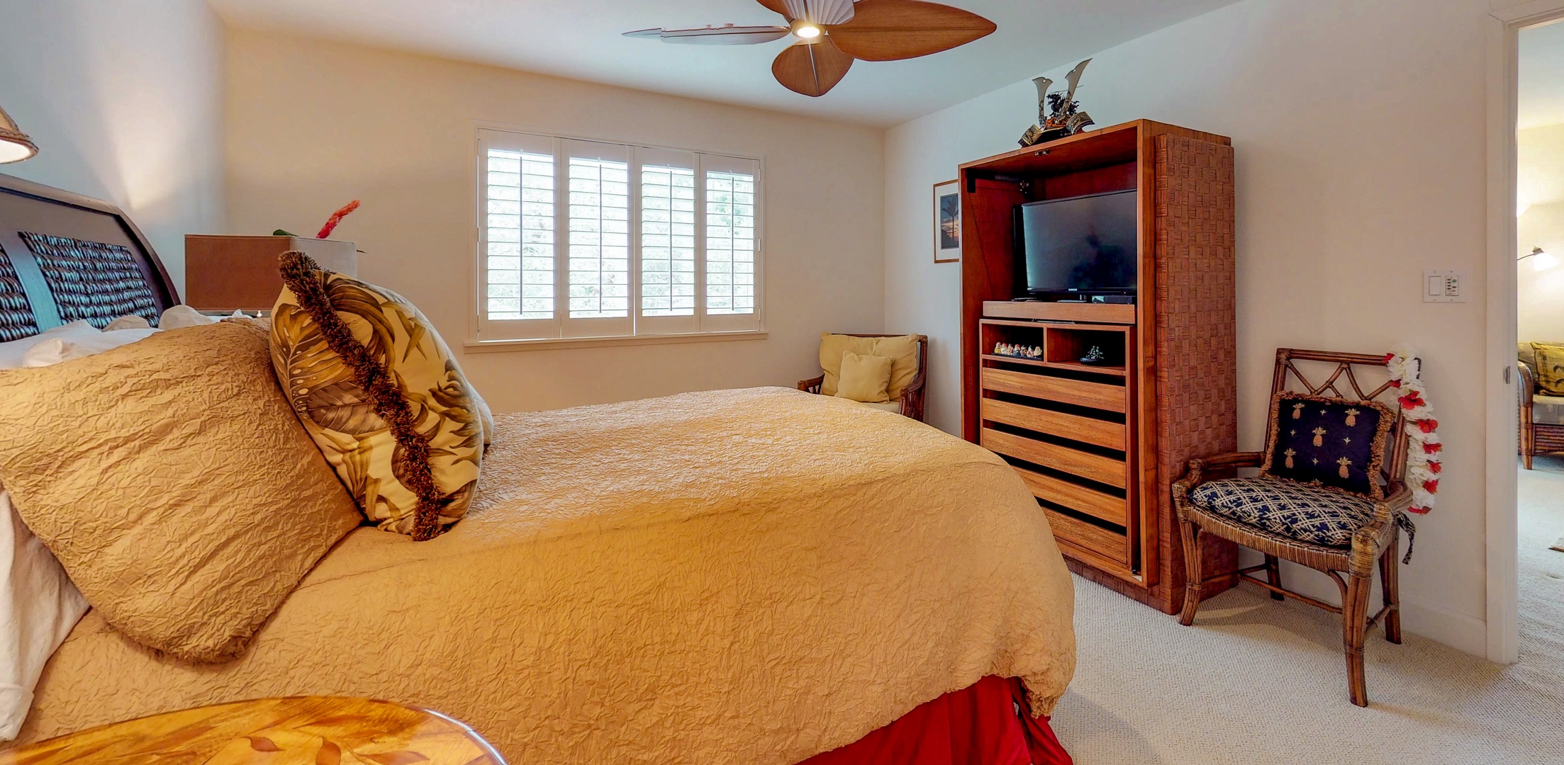 Kapolei Vacation Rentals, Ko Olina Kai 1105E - Bedroom with large bed, TV and reading nook.