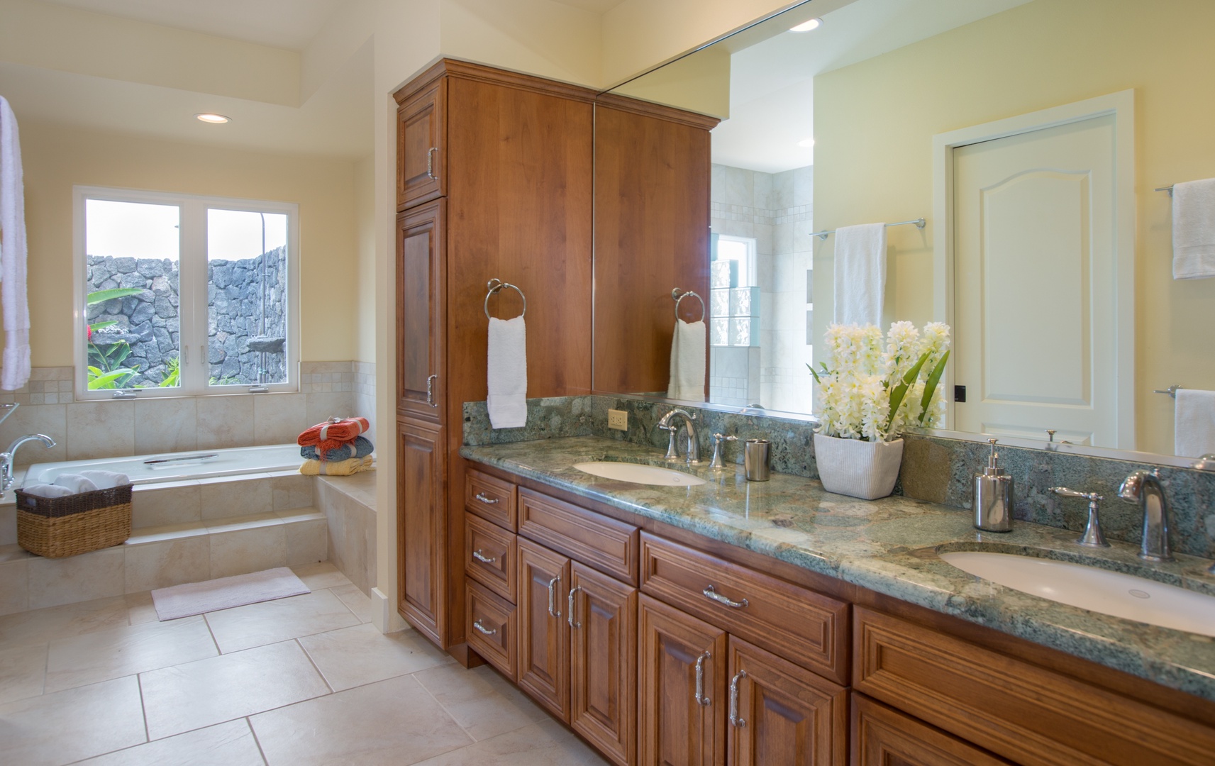 Kailua Kona Vacation Rentals, Hale Maluhia (Big Island) - Primary En Suite bathroom