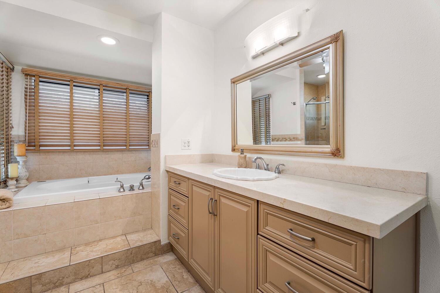 Kailua Kona Vacation Rentals, Kona Dreams - Ensuite bathroom with wide vanity space.