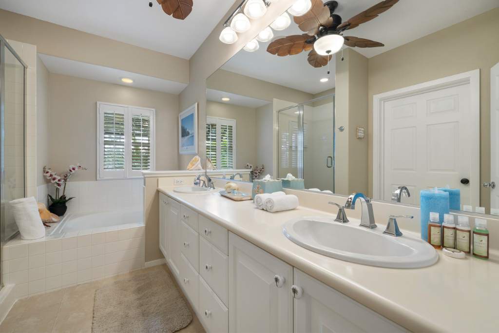 Kapolei Vacation Rentals, Coconut Plantation 1086-1 - The primary guest bathroom with a soaking tub and double vanity.
