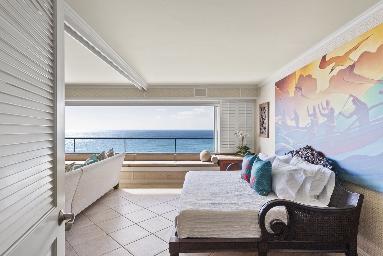 Honolulu Vacation Rentals, Hale Kaimana Breeze - Vibrant bedroom with sofa bed – Relax and unwind with stunning ocean-inspired art.