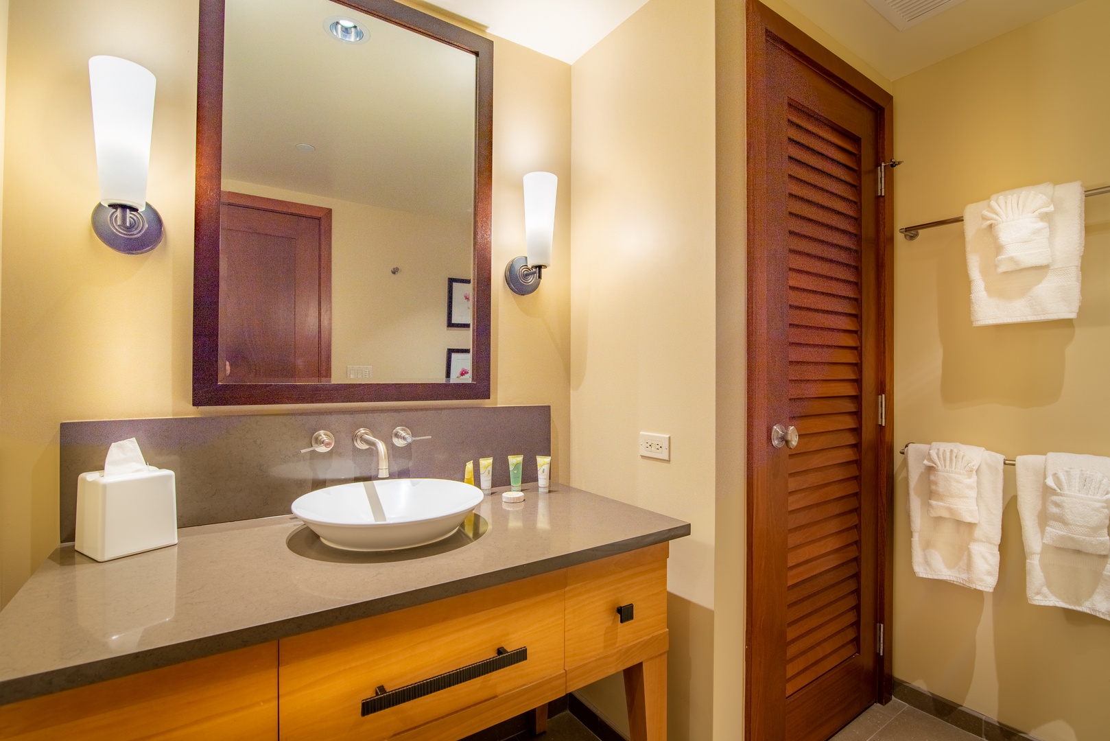 Kapolei Vacation Rentals, Ko Olina Beach Villas B505 - The second guest bath vanity.