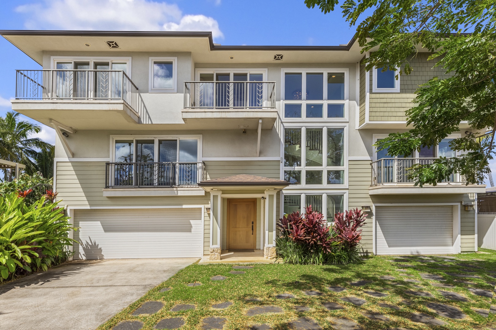 Waialua Vacation Rentals, Waialua Beachfront Getaway - Grand entry, with gorgeous custom front door