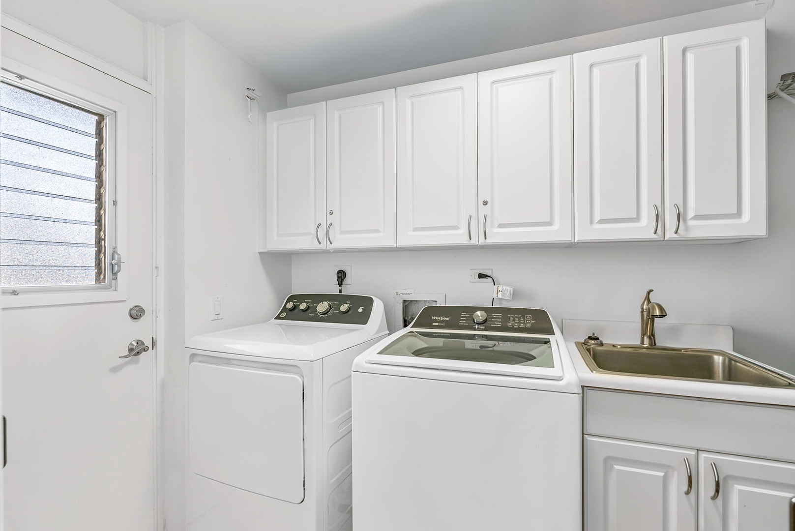 Honolulu Vacation Rentals, Colony Surf Hideaway - Dedicated laundry room with full-size washer and dryer—perfect for extended stays and added comfort.