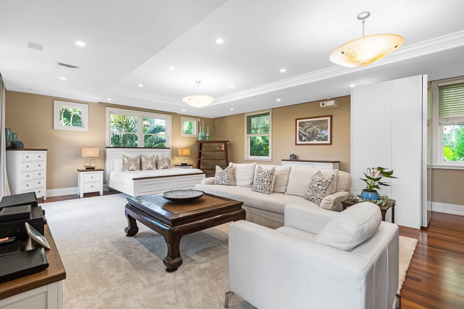 Honolulu Vacation Rentals, Pili Pono - Upstairs studio suite with a living area, perfect for lounging or reading.