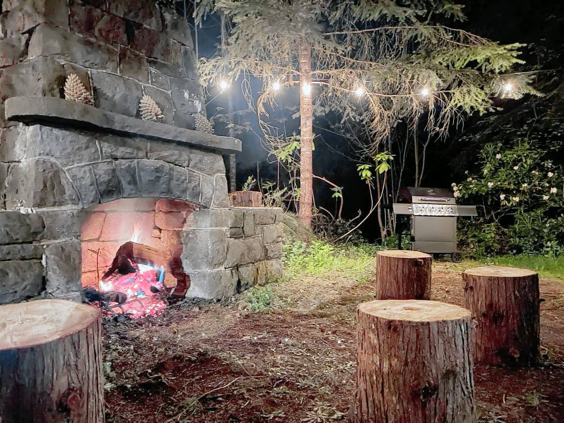 Brightwood Vacation Rentals, Springbrook Cabin - Fire outside