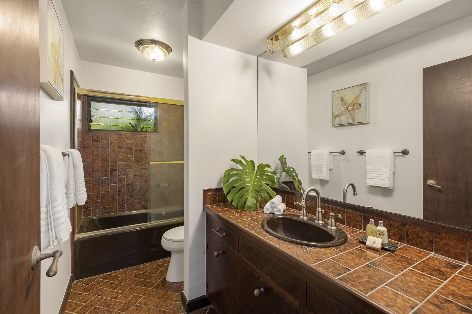 Honolulu Vacation Rentals, Maunalua Sunset - Ensuite Bathroom to Downstairs Guest Bedroom