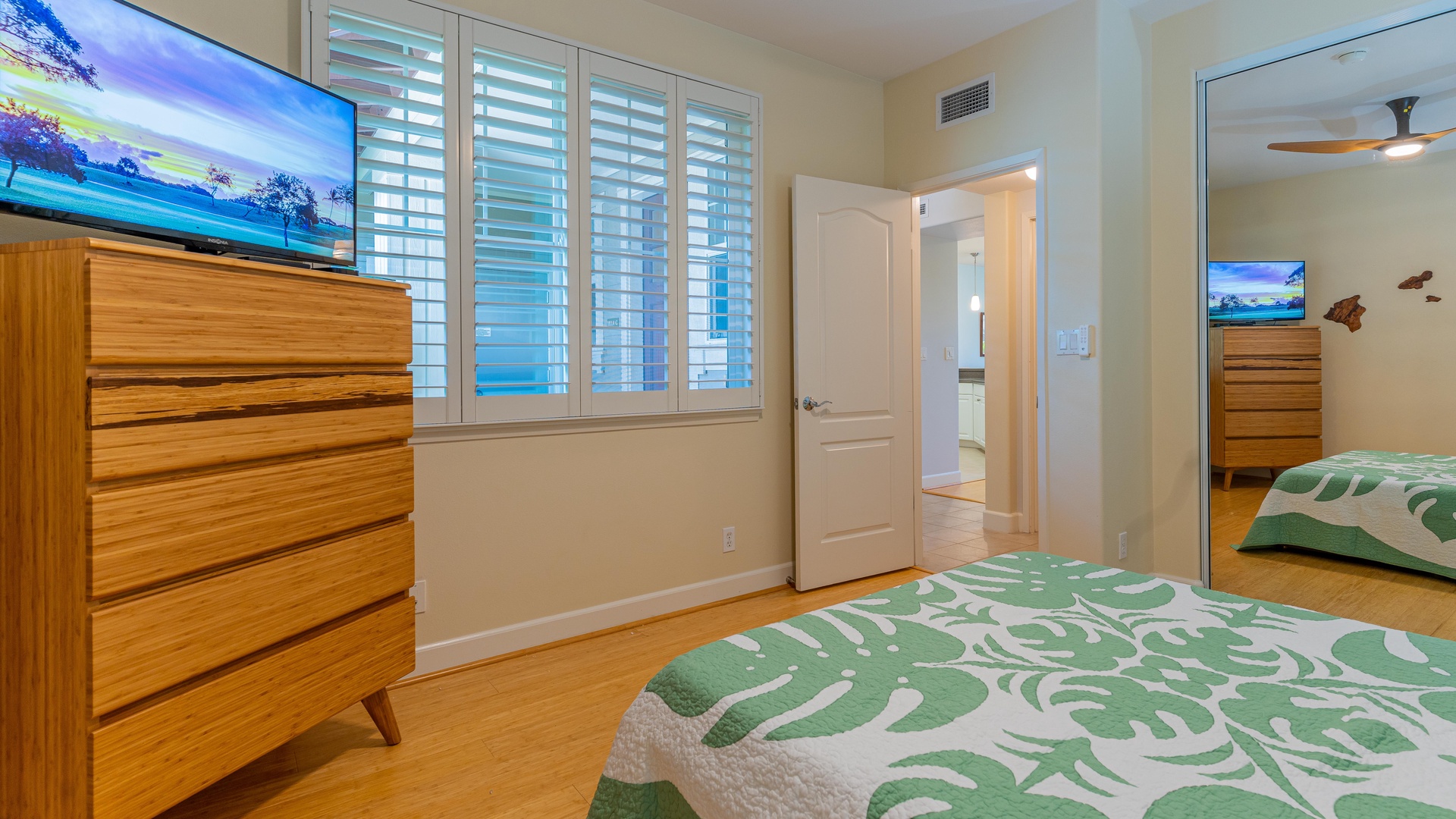 Kapolei Vacation Rentals, Ko Olina Kai 1083C - The downstairs guest bedroom featuring a dresser and soft linens.