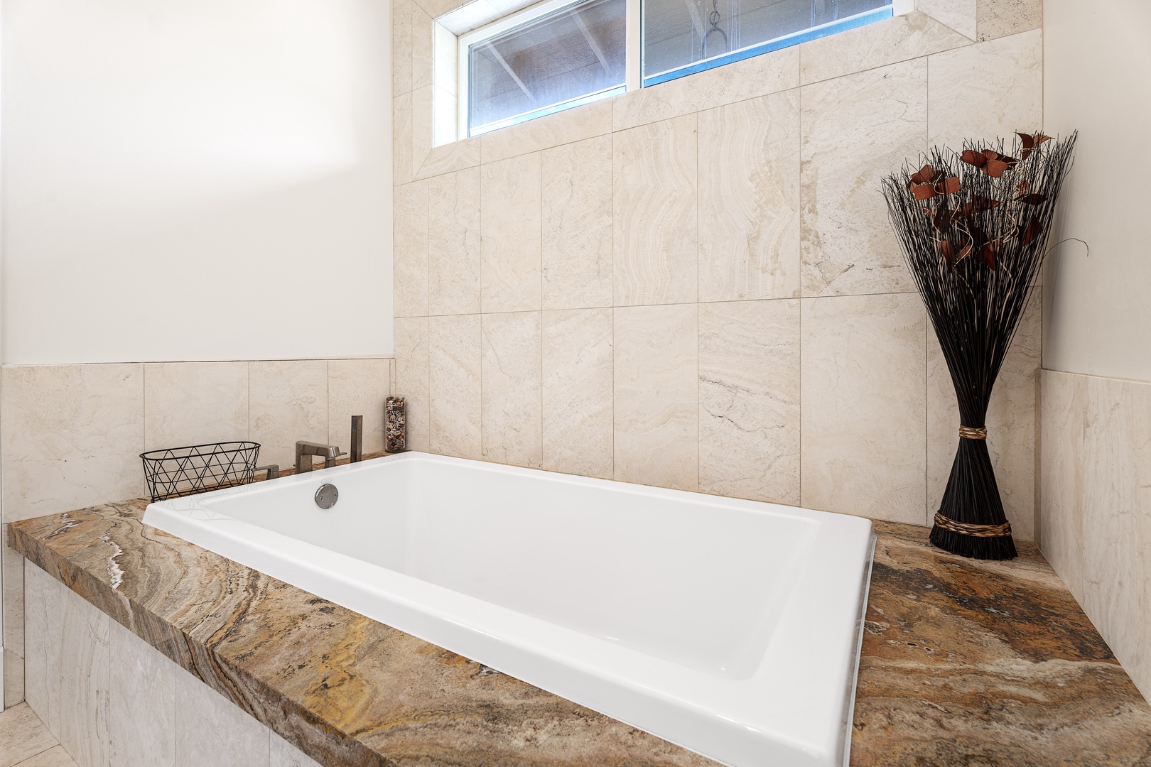 Kailua Kona Vacation Rentals, Ohana le'ale'a - Take a soothing bath in the primary suite’s spa-inspired soaking tub.