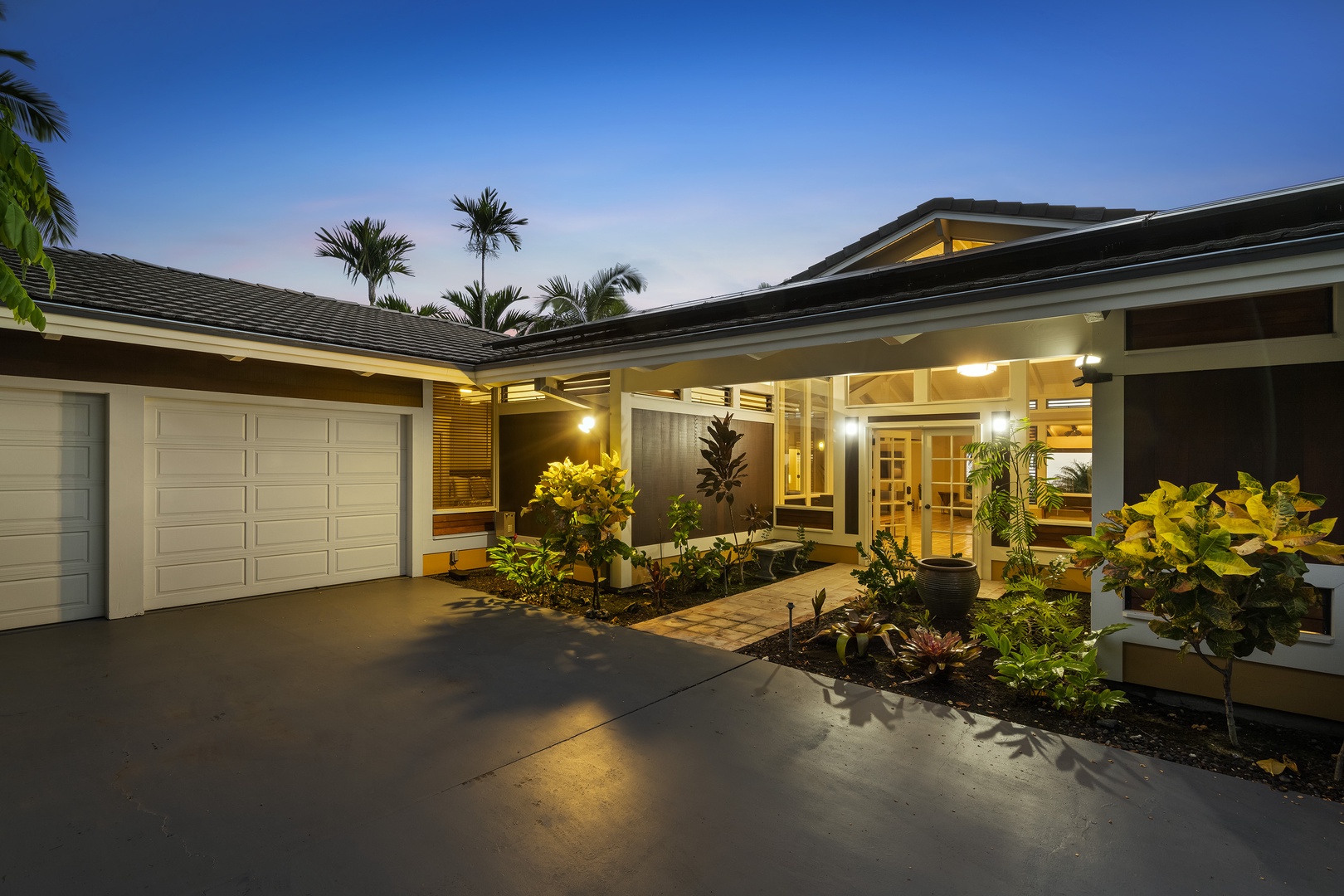 Kailua Kona Vacation Rentals, Pineapple House - Front entry at twilight