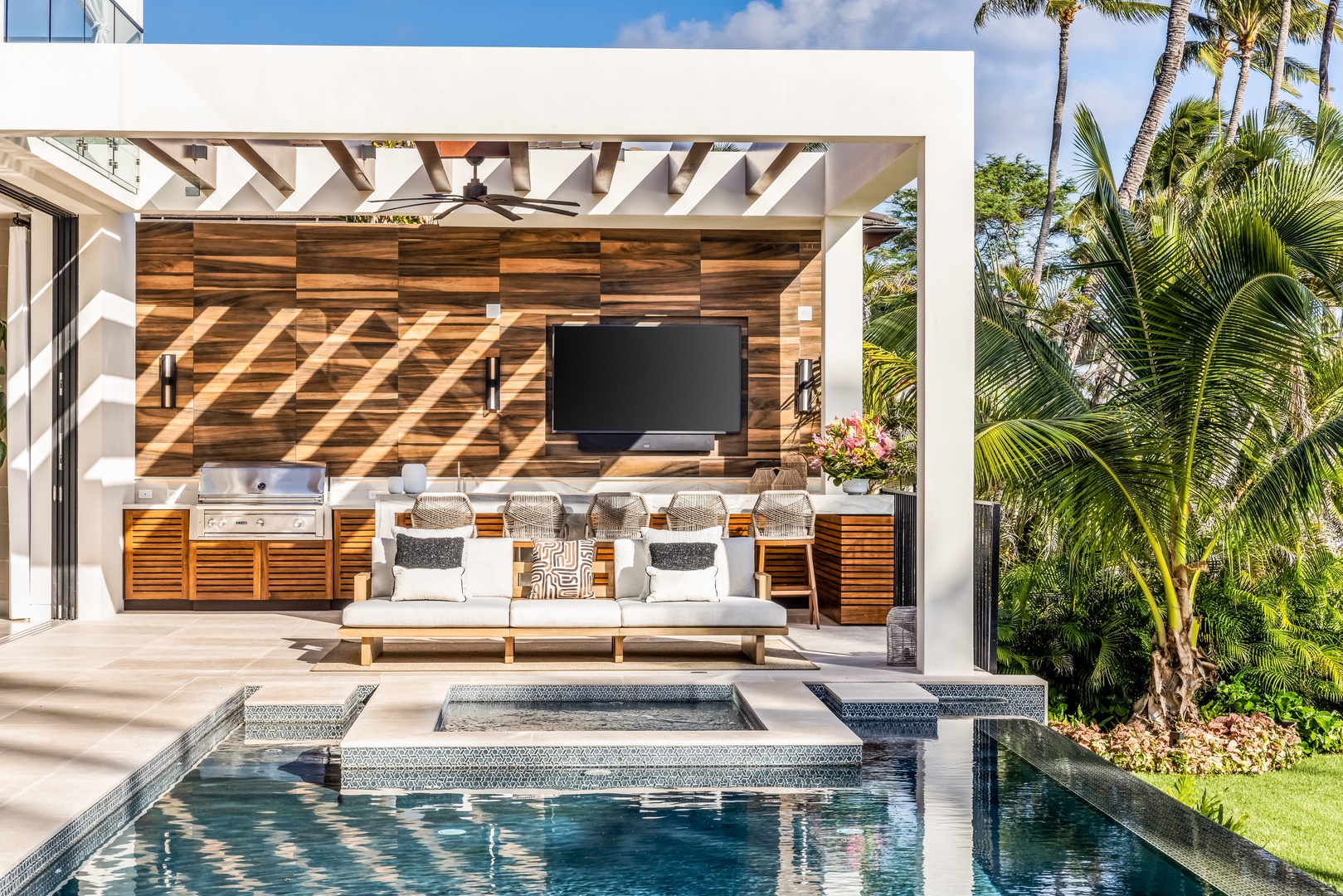 Honolulu Vacation Rentals, Diamond Head Grand Escape - Enjoy shaded comfort in the poolside cabana, complete with sofa seating and the sound of waves nearby.