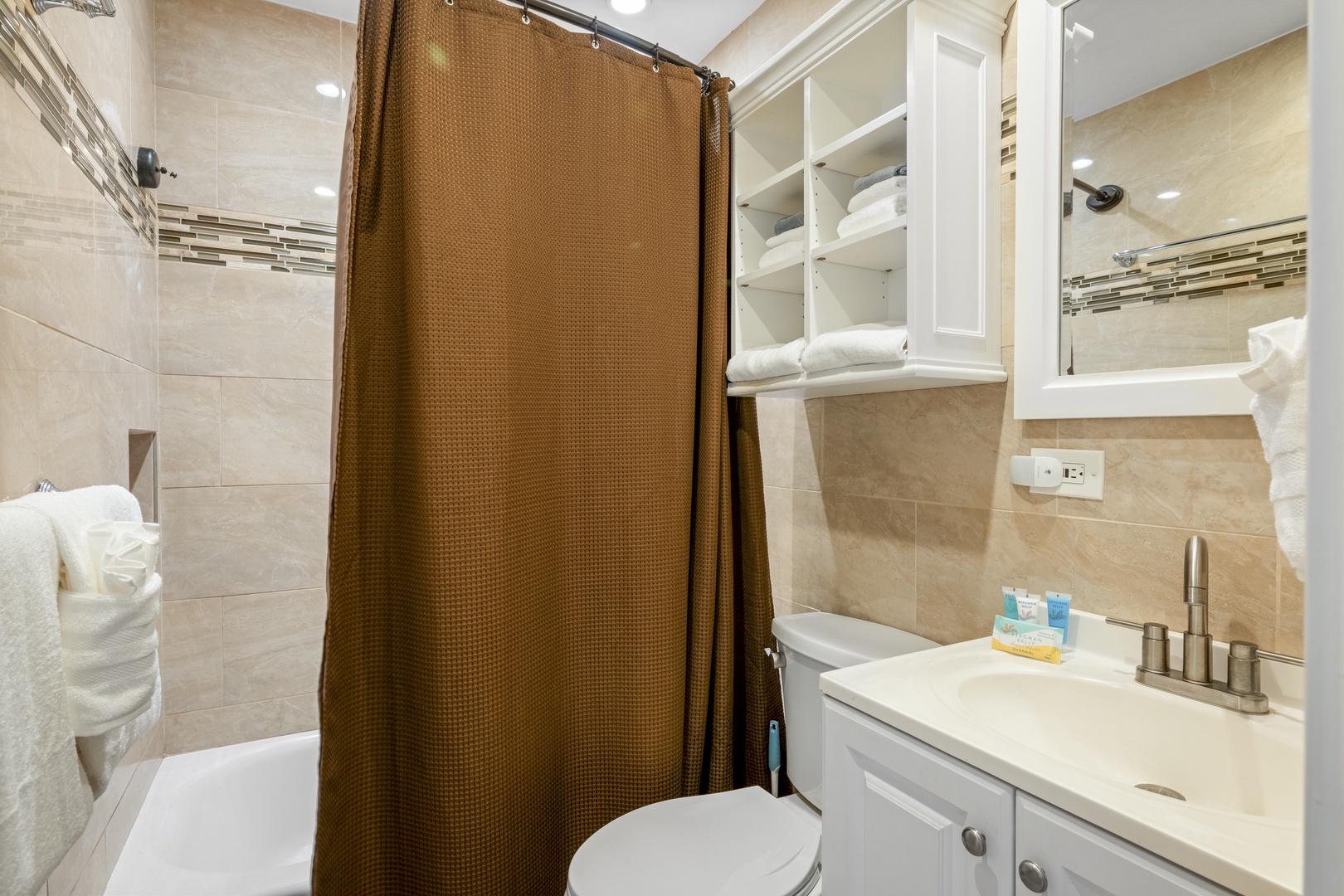 Lahaina Vacation Rentals, Polynesian Shores 114 - The full bath is made to feel peaceful, keeping the comfort in every room in the home.