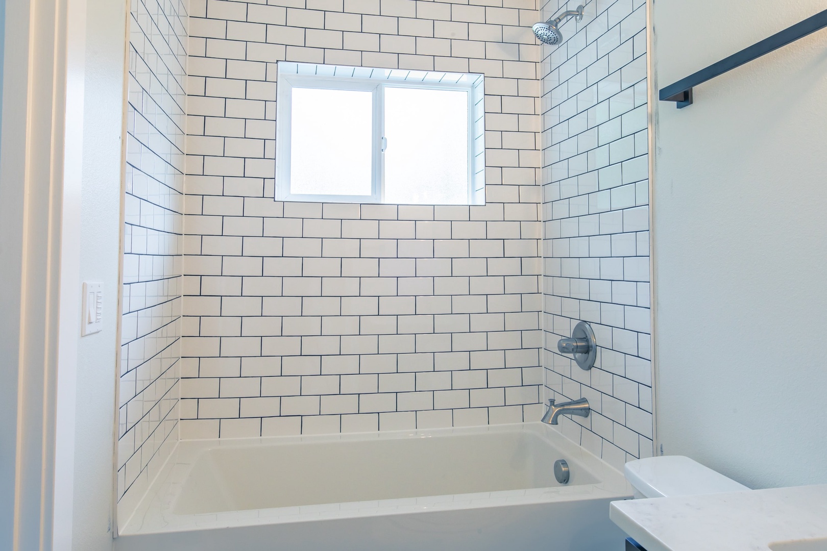 Nehalem Vacation Rentals, Nehalem Coastal Oasis - Guest bathroom deep Tub/Shower combo