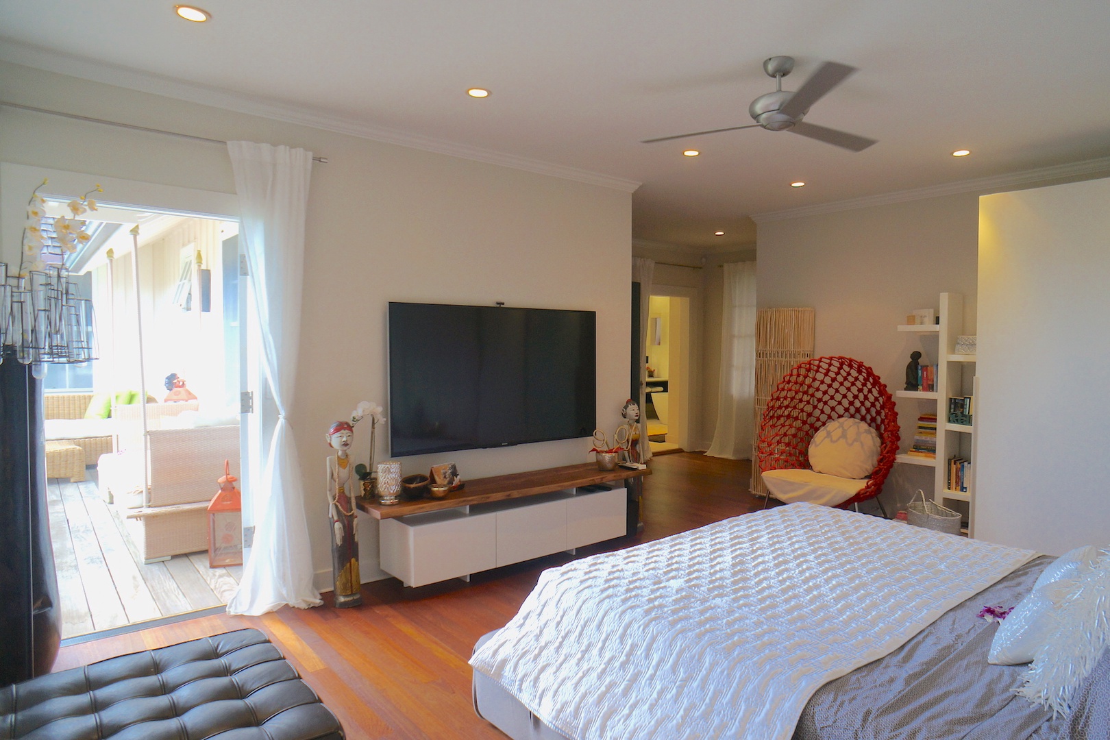 Honolulu Vacation Rentals, Seaside Hideaway* - Primary Bedroom opens up to lanai