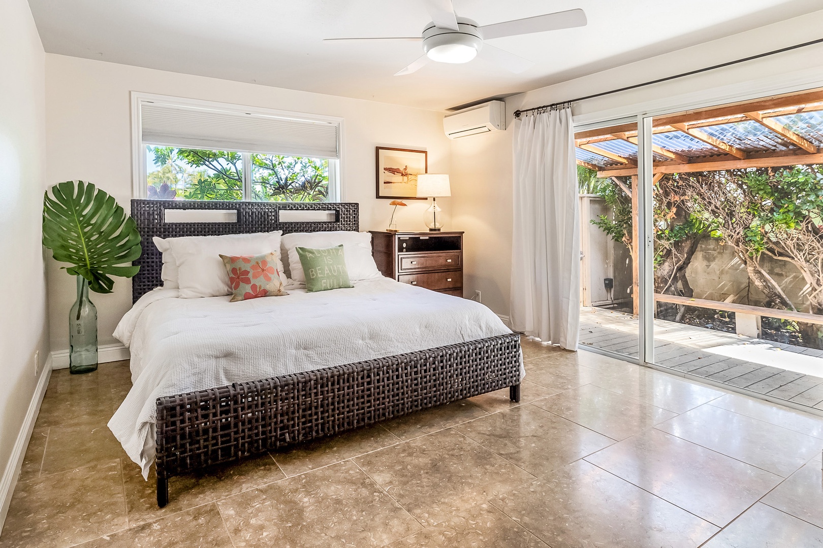 Honolulu Vacation Rentals, Hale Ho'omaha - Direct access to the exterior and equipped with split AC and a ceiling fan for your comfort