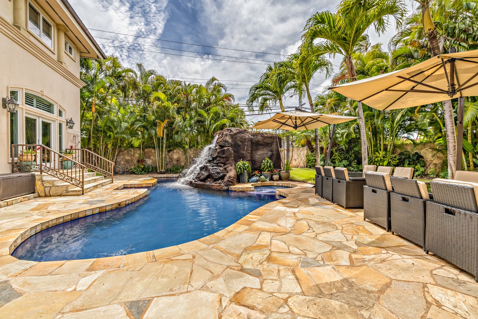 Honolulu Vacation Rentals, La Villa Kahala - This outdoor space is complete paradise
