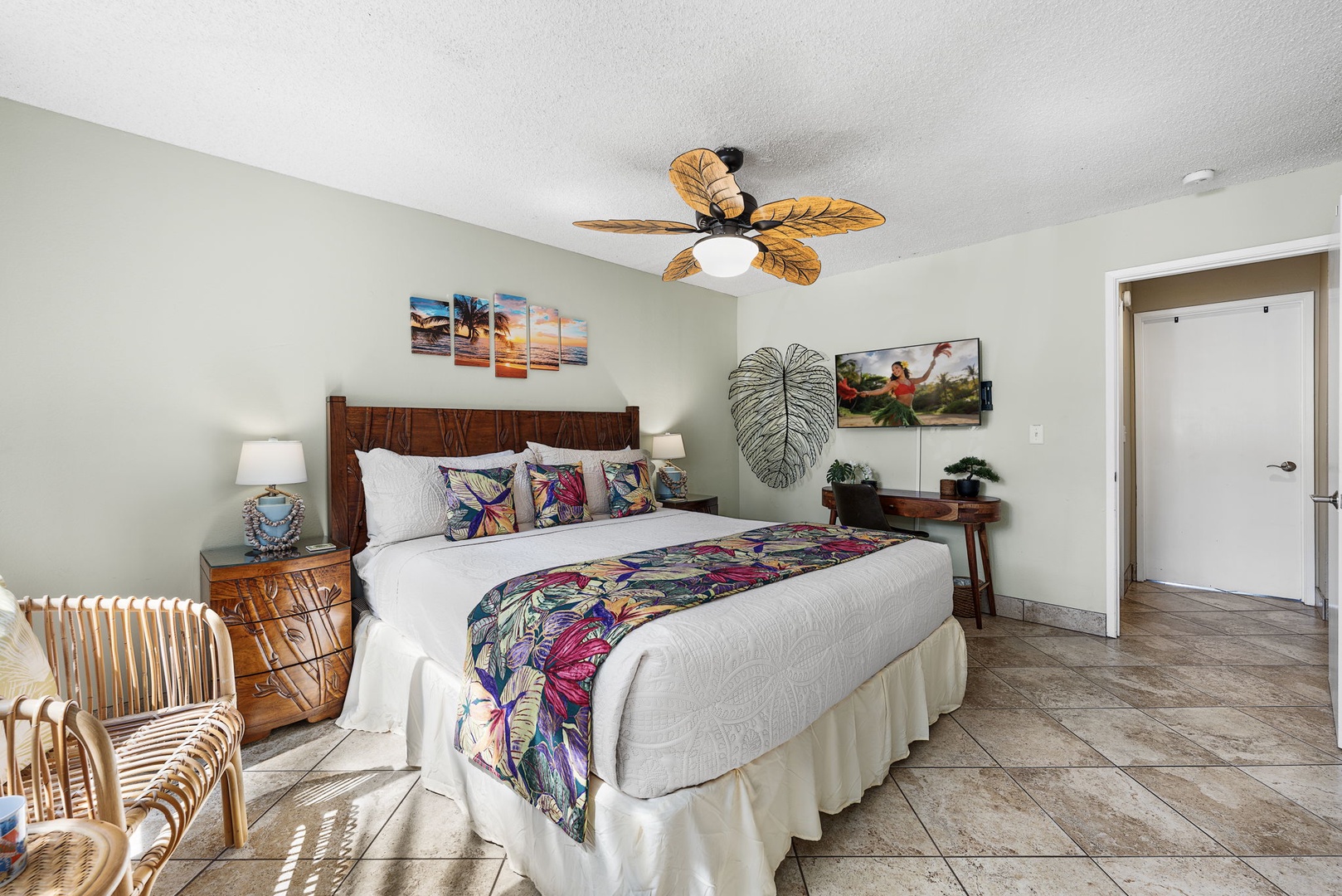 Kailua Kona Vacation Rentals, Keauhou Kona Surf & Racquet 1104 - Close the door on the second bedroom and the rest of the house goes quiet.