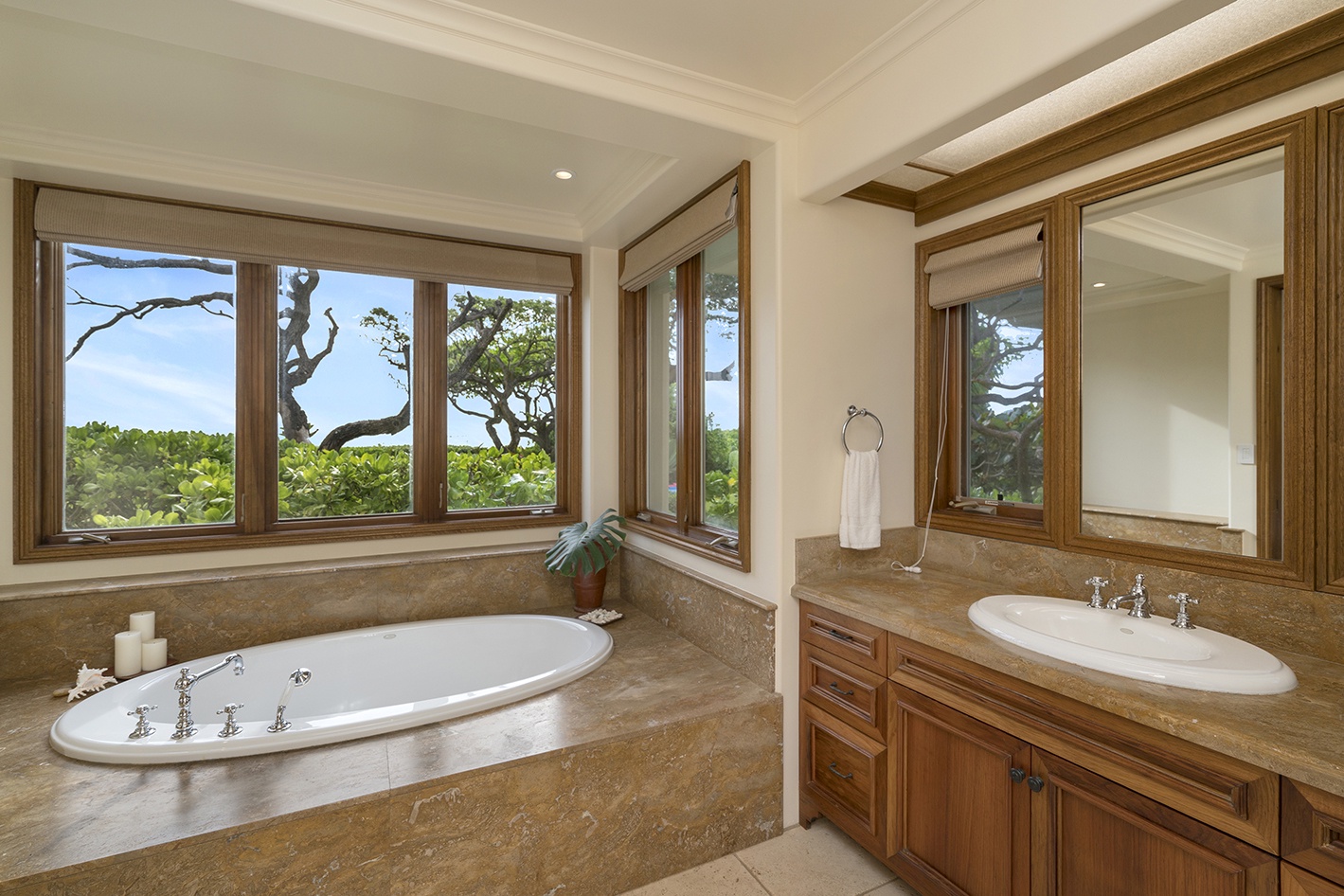 Kailua Vacation Rentals, Kailua's Kai Moena - Main house: Guest Bedroom 2 ensuite with jetted tub and walk in shower.