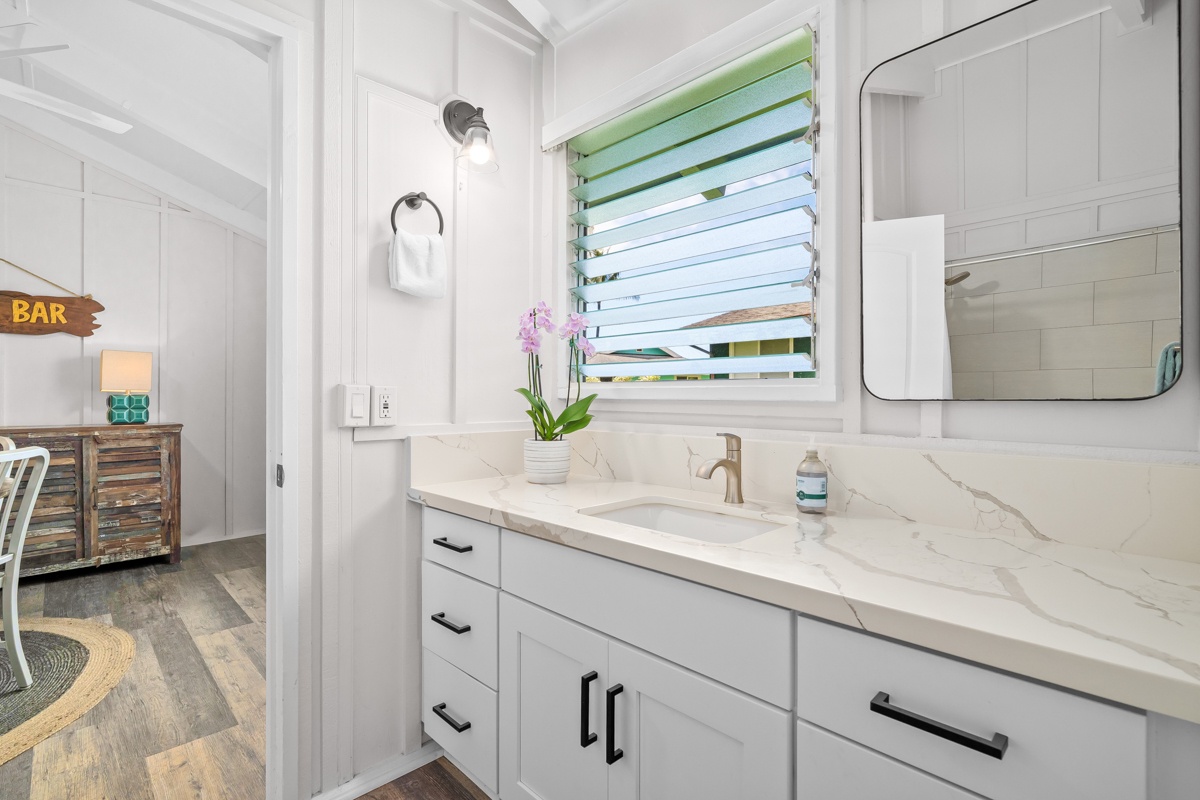 Hanalei Vacation Rentals, Hale Kanani (Kaua'i) TVNC 1342 - The second bath keeps it simple: white vanity, wide mirror, green at the window.