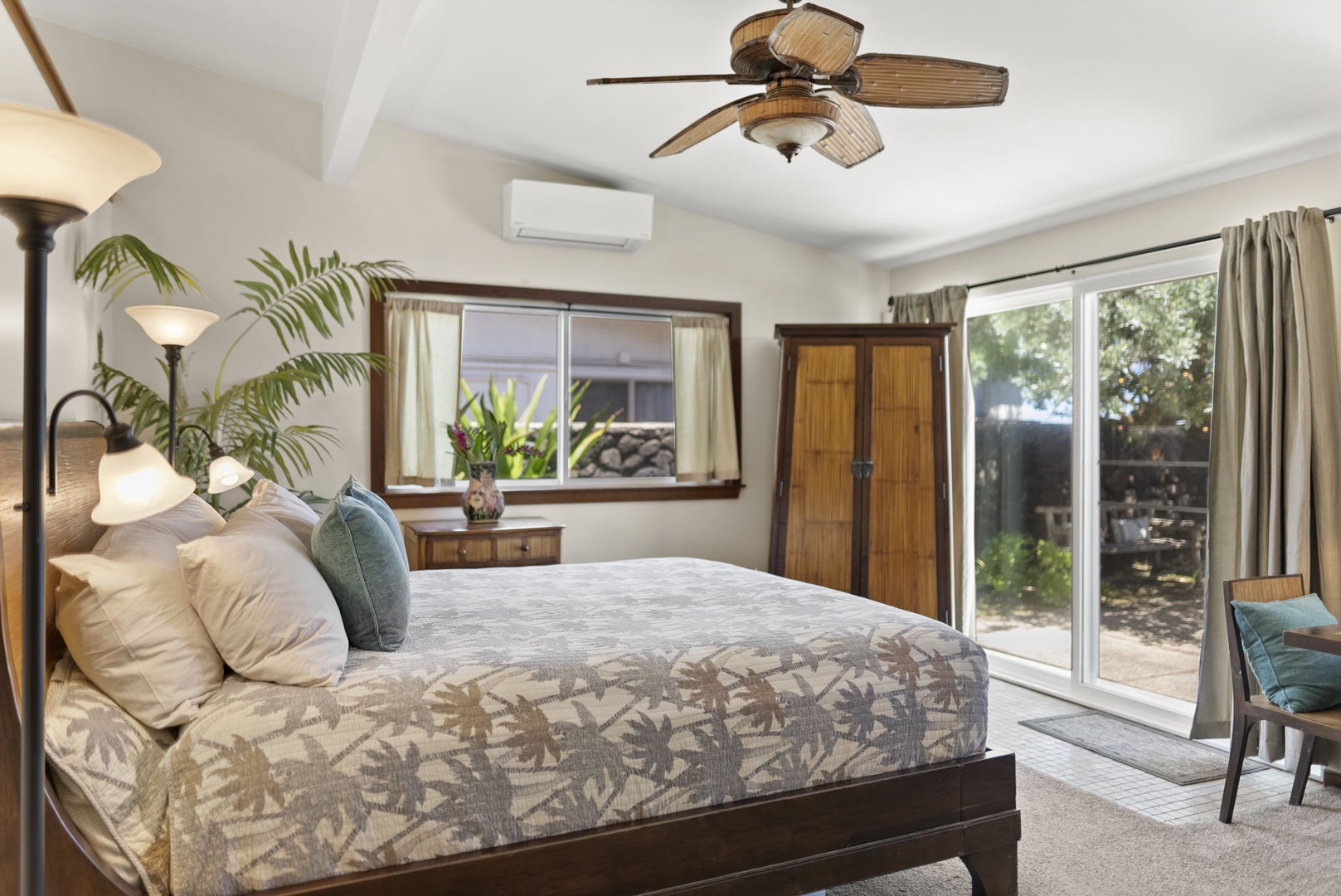 Waialua Vacation Rentals, Hale Oka Nunu - Sliding doors lead out to the lanai