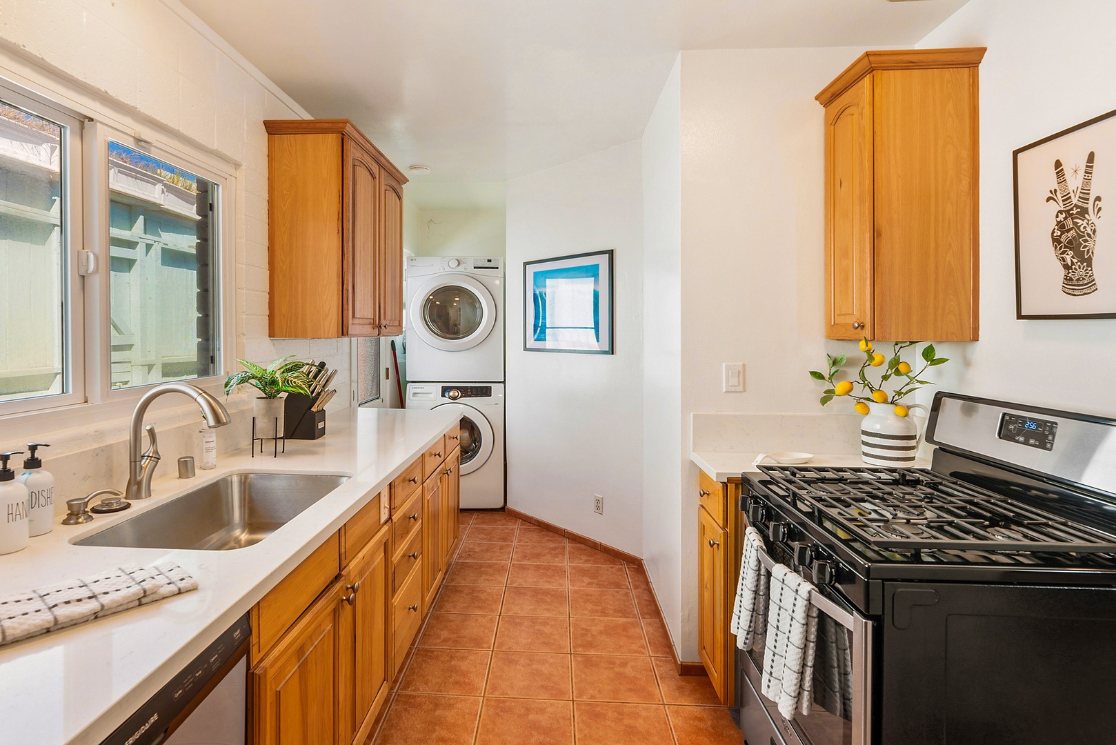 La Jolla Vacation Rentals, Hemingway's Beach House - Washer and Dryer in the kitchen corner