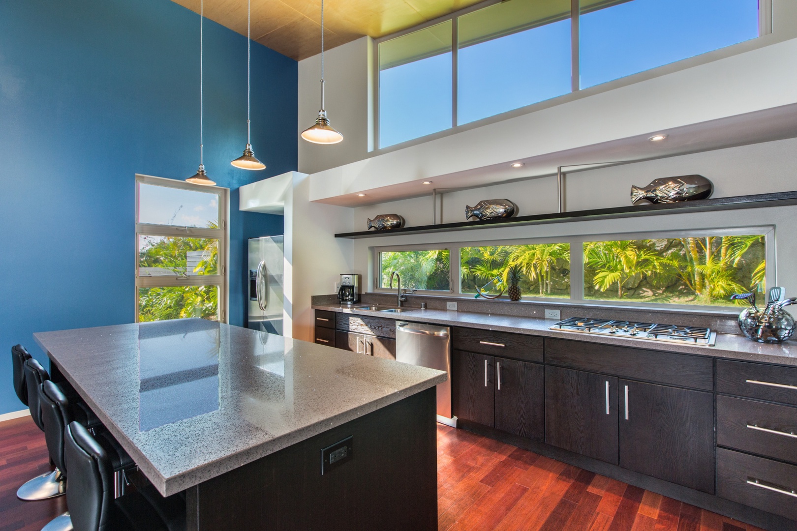 Honolulu Vacation Rentals, Hale Laulea - Kitchen area with island