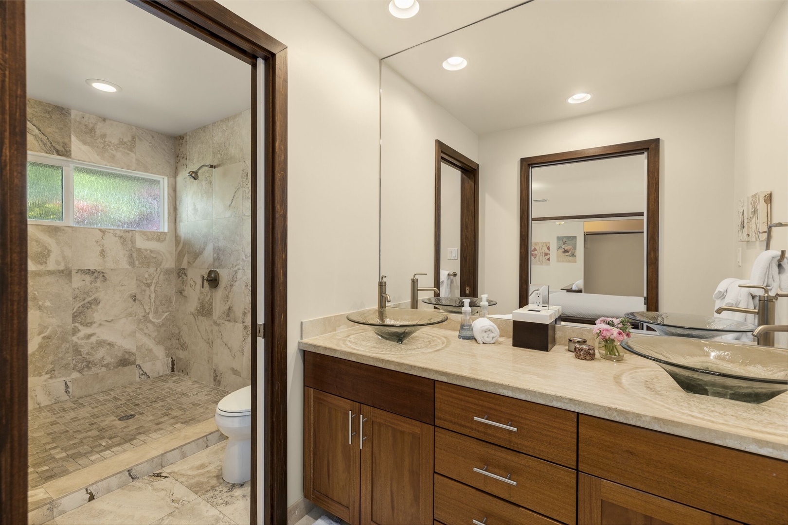 Honolulu Vacation Rentals, Kahala Breeze - Second primary bathroom.