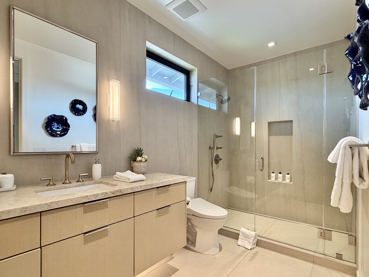 Kamuela Vacation Rentals, 6BD Mauna Lani Lux Golf Estate (6) at One Ocean - The beautifully appointed Upstairs Guest Suite Bath (#2) offers a refined space to refresh and unwind.