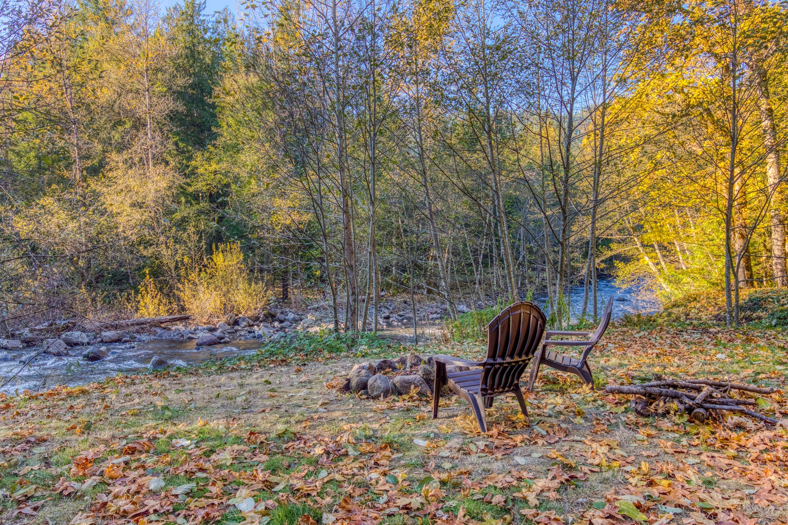 Rhododendron Vacation Rentals, Riverbend Cabin #1 - Nature